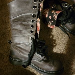 Dr Martens size 9 Triumph 1914 gray floral